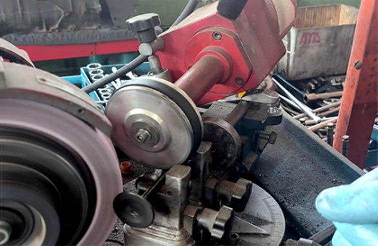 Macchina per la lucidatura delle valvole